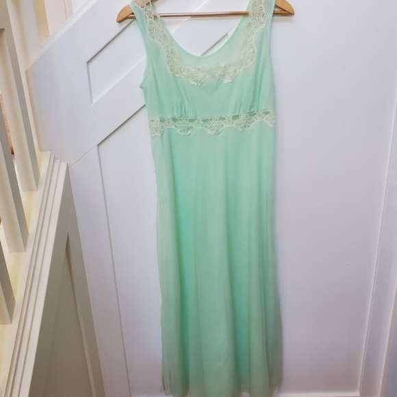 Elegant Mint Green Night Gown - Picture 3 of 7